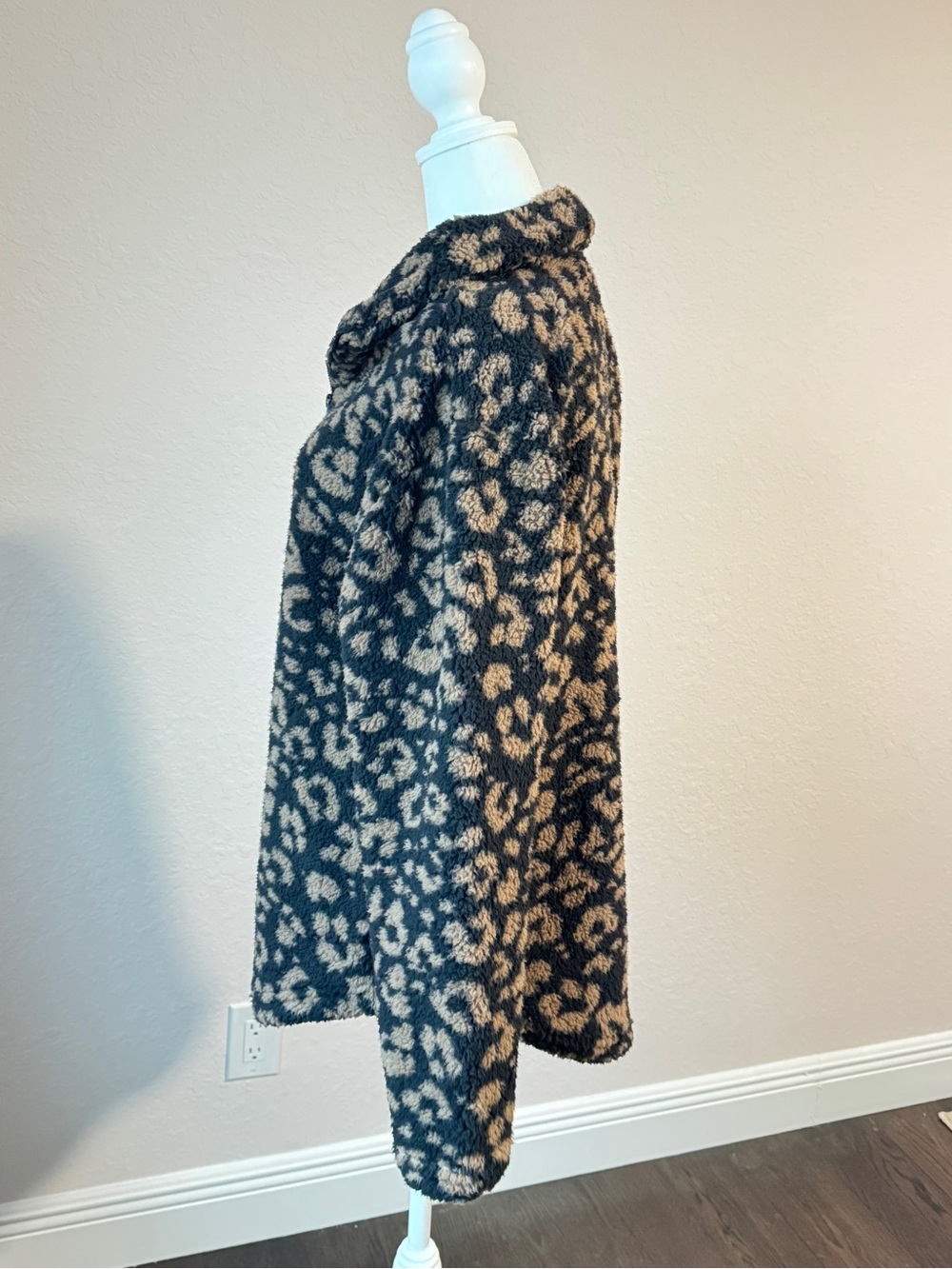 Koolaburra Ugg Sherpa Leopard Print Half-Zip Pullover Sweater size M black cream - Picture 2 of 6